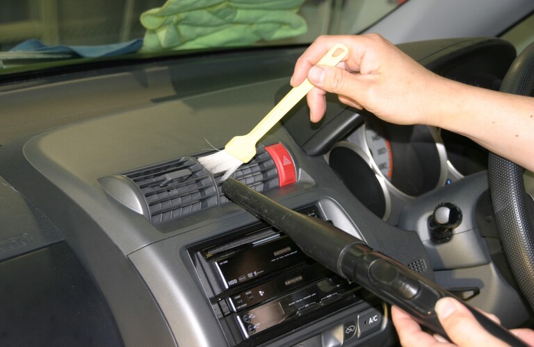 車内の臭いを元から消し去る消臭作業 | 軽井沢でカーコーティングならCarRefreshティアラ